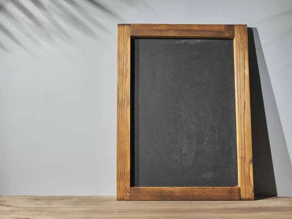 Krijtbord Tafel Met Natuurlijke Schaduwen — Stockfoto