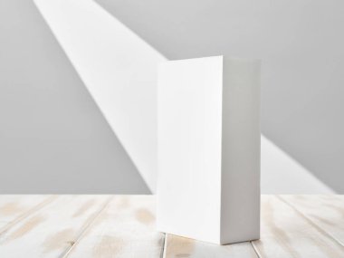 Masadaki modern bir aletin beyaz kutusu.