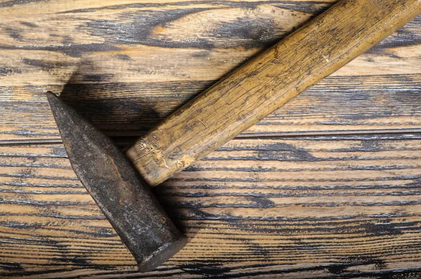 Hamer op houten tafel — Stockfoto