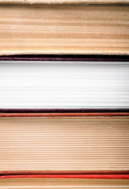 Ahşap masa üzerine kitaplar