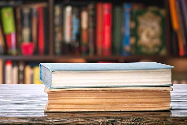 Libros en escritorio de madera — Foto de Stock