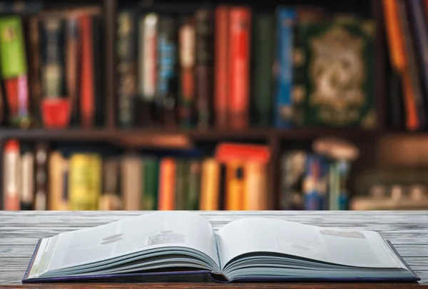 Open book on table — Stock Photo, Image