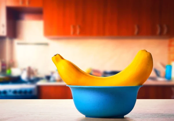 Banana na mesa da cozinha — Fotografia de Stock