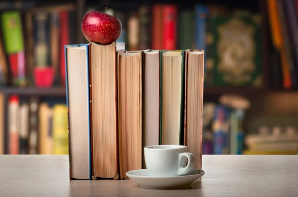Bücher, Apfel und Tasse — Stockfoto