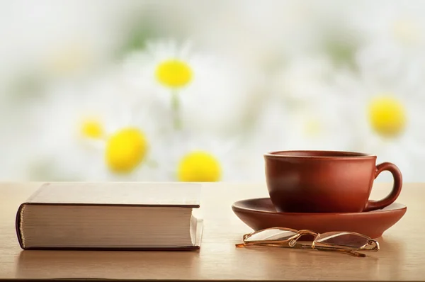 Книга, очки, чай — стоковое фото