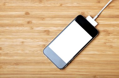 Tablo üzerinde şarj edilebilir smartphone