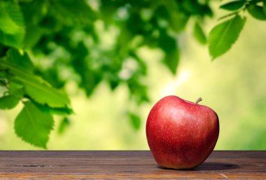 ahşap masa üstünde elma