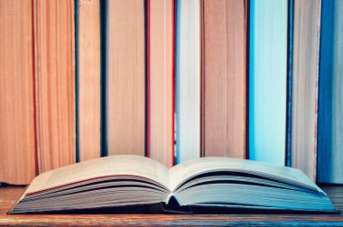 Kitaplık ve açık kitap