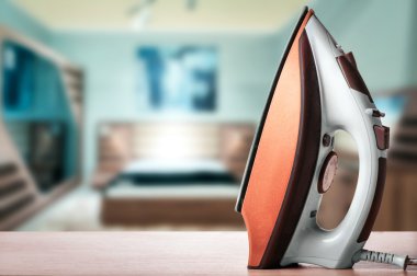 Ahşap masa üzerinde düzeltme demir