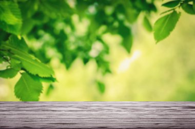 Bahçedeki ahşap masa