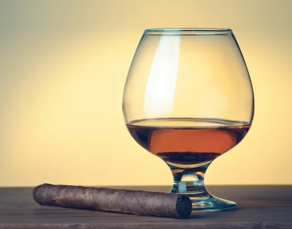 Cigar and  whiskey in glass — Stock Photo, Image