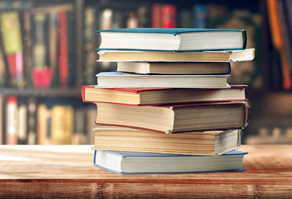 Böcker på trä skrivbord — Stockfoto