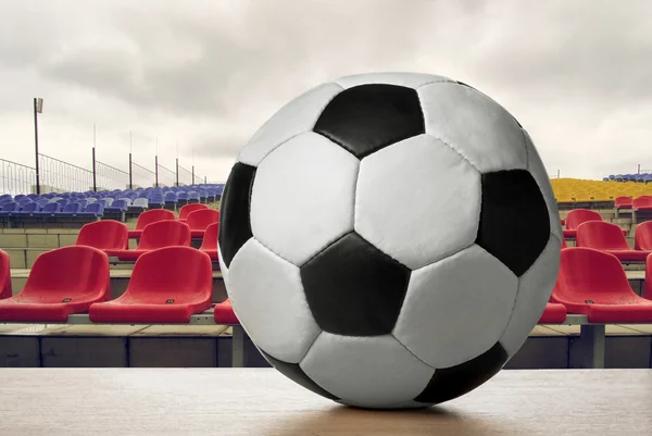 Bola de futebol no estádio — Fotografia de Stock