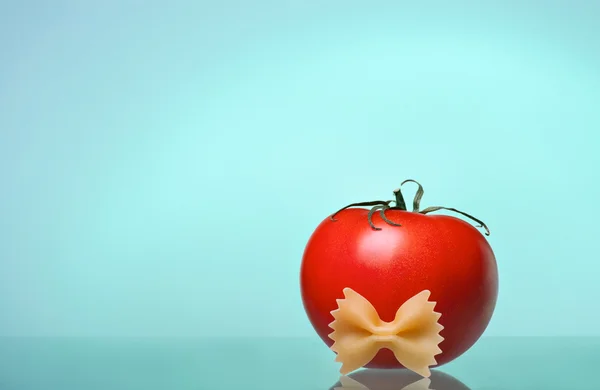 Reife Tomaten und Farfalle — Stockfoto