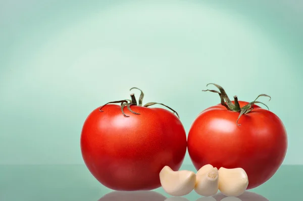 Tomates y ajo maduros — Foto de Stock