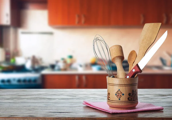 Кухонные принадлежности на столе на кухне — стоковое фото