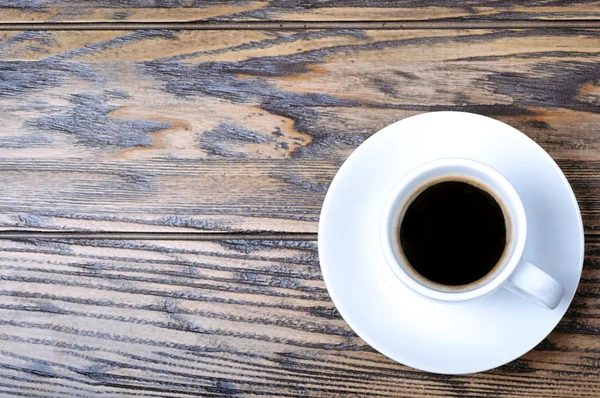 Kawa na drewnianym stole — Zdjęcie stockowe