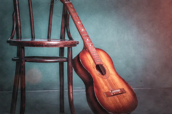 Vintage Gitar ve sandalye — Stok fotoğraf