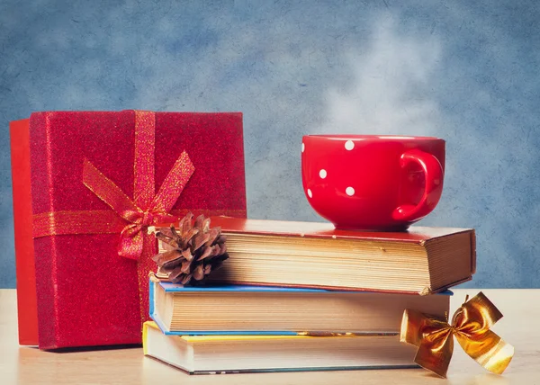 Livres, tasse rouge et cadeau — Photo
