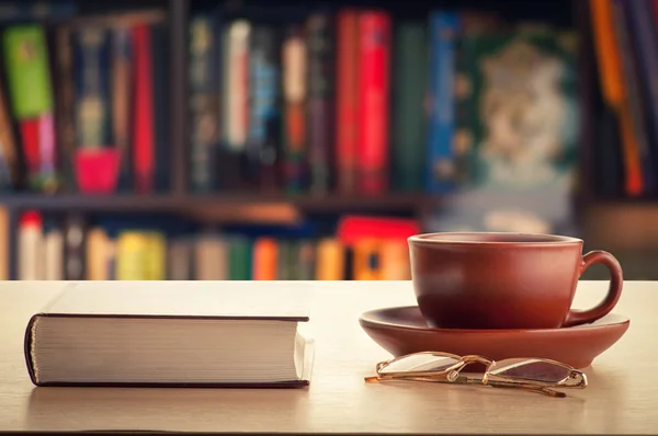 Kitap ve kahverengi Kupası