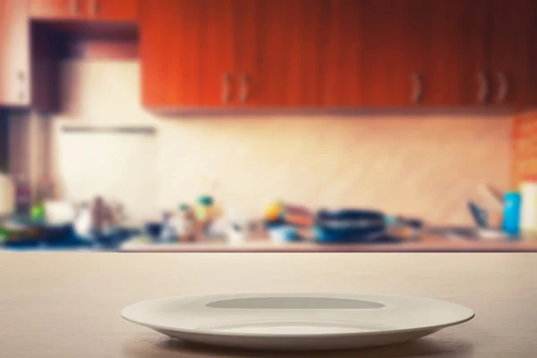 Тарелка на кухонном столе — стоковое фото