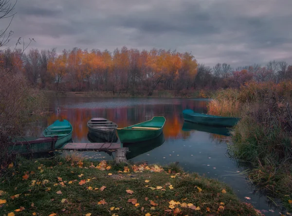 Boten op prachtige lake — Stockfoto