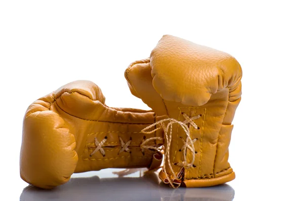 Желтые боксерские перчатки — стоковое фото