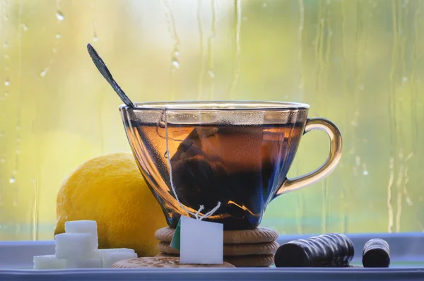 Tee en tasse et citron — Photo