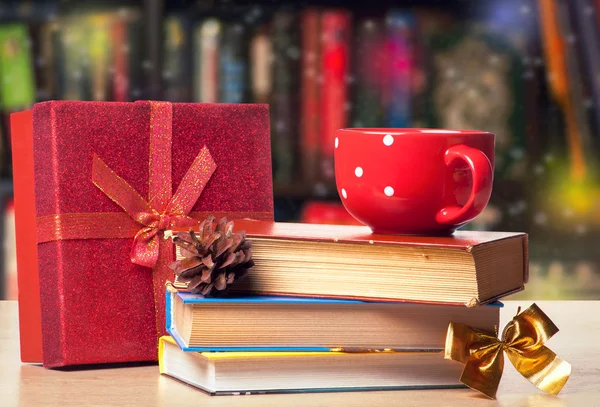 Книги, червона чашка і подарунок — стокове фото