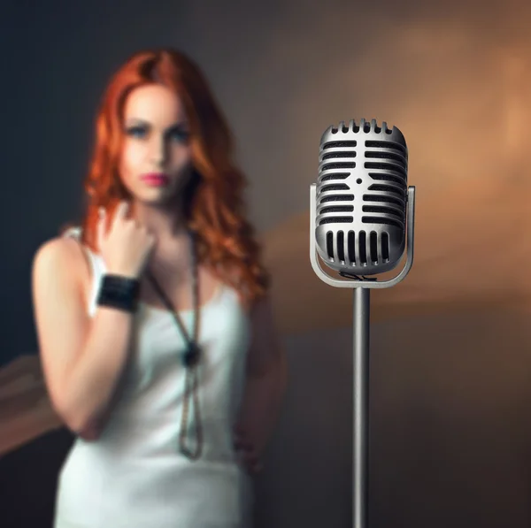 Micrófono en el escenario y la mujer — Foto de Stock