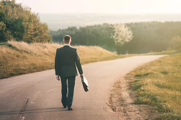 Homem andando na estrada do país . — Fotografia de Stock