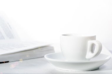 Sabah kahvesi ve açık kitap