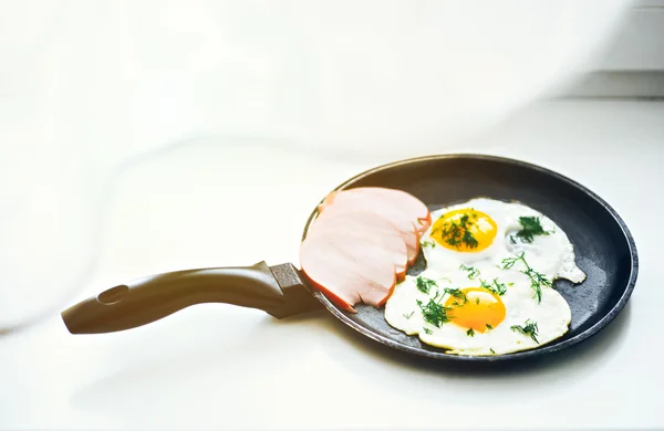 Τηγανητά αυγά πάνω από τηγάνι — Φωτογραφία Αρχείου