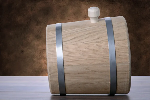 テーブルの上の木製の樽 — ストック写真