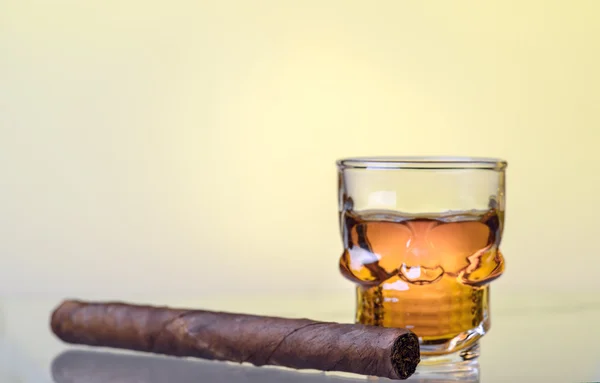 Vaso de whisky y cigarro —  Fotos de Stock