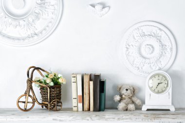 Beyaz kitaplık kitaplar