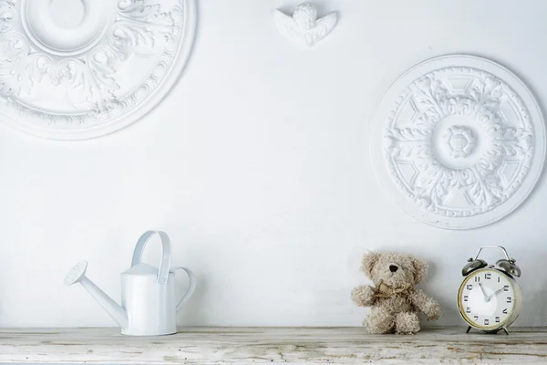 Ours et horloge sur étagère en bois — Photo