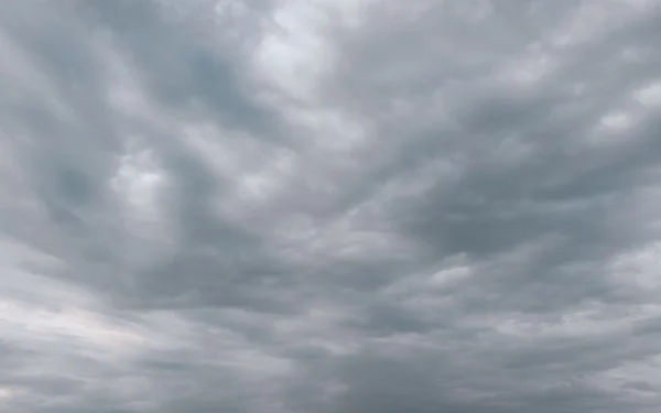 Nuvens brancas no céu — Fotografia de Stock