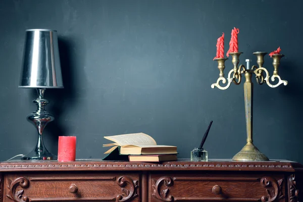 Bureau vintage avec livres — Photo