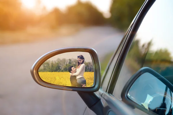 Pasangan dalam cermin mobil refleksi — Stok Foto