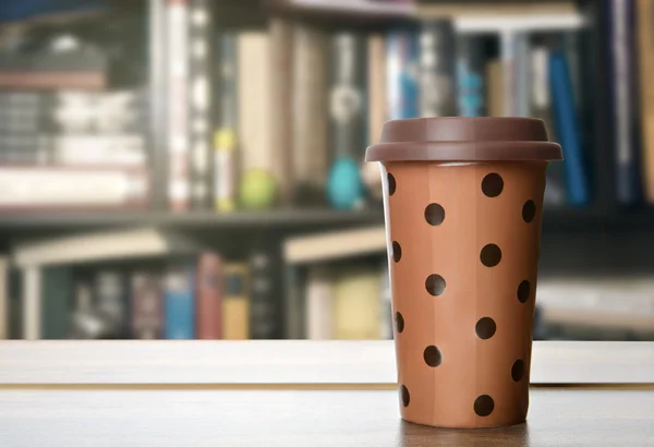 Egy csésze kávé az asztalon — Stock Fotó