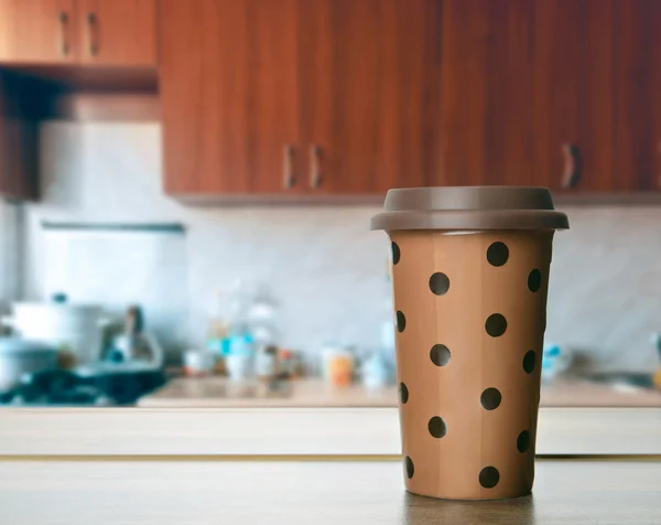 Egy csésze a konyhaasztalon — Stock Fotó