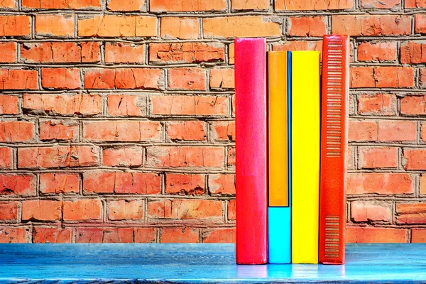 Книги и кирпичные стены — стоковое фото