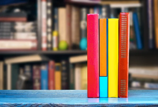 Книги на полиці в бібліотеці — стокове фото