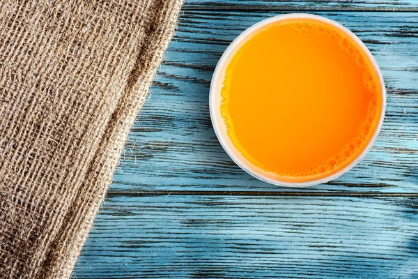 Jugo de naranja sobre mesa de madera — Foto de Stock