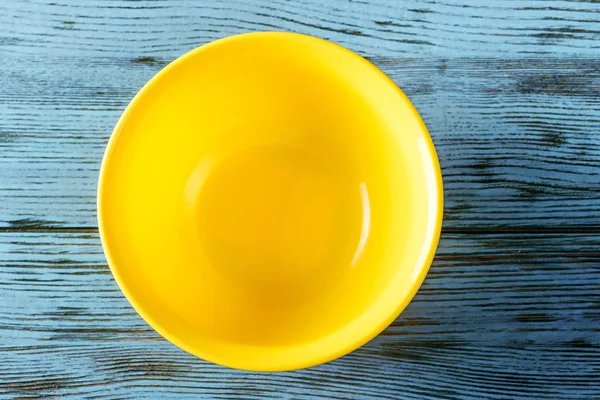 Cuenco amarillo sobre mesa de madera — Foto de Stock
