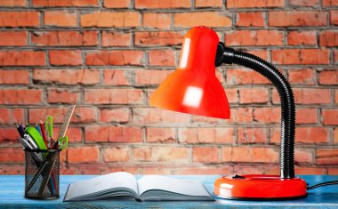 kitap ve masa lambası