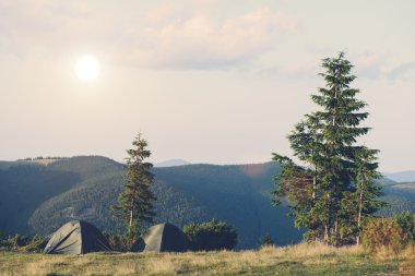 Dağlarda kamp yapmak.