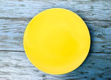 Sarı plaka üzerinde tablo