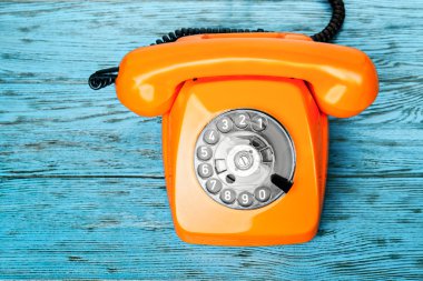 Masanın üzerinde antika bir telefon var.